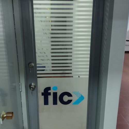 PUERTA EN VIDRIO